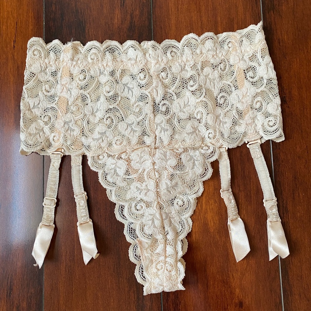 New w/o tag. Peach panty w/garter. Small